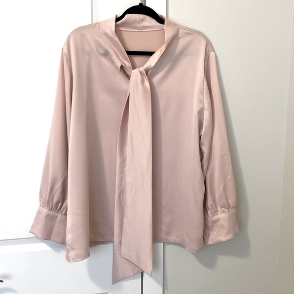 New! Pink blouse, satin, long sleeves. - Picture 4 of 5